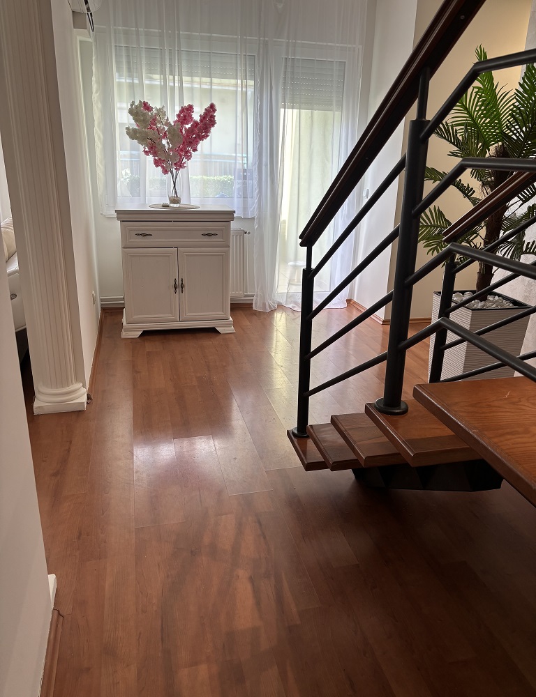 Šestosoban stan u Mladenovcu 133 m2.Dupleks.