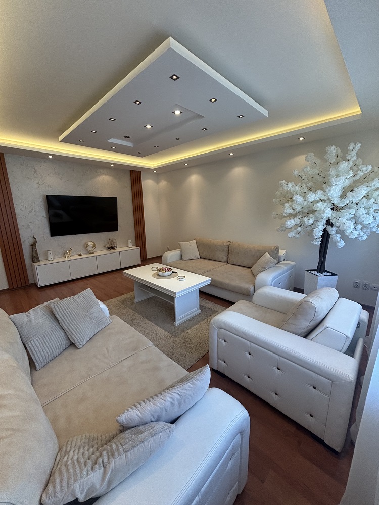 Šestosoban stan u Mladenovcu 133 m2.Dupleks.