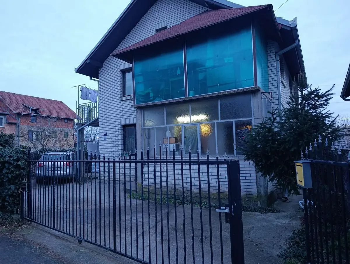 Kuća 209 m² u Surčinu | 2 stambene jedinice | Uknjižena | Blizu EXPO 2027